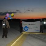 Banner mit Luftballons auf Startbahn - Bild JunepA