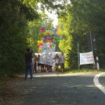 Luftballonbanner auf dem Weg zum Haupttor - Bild JunepA